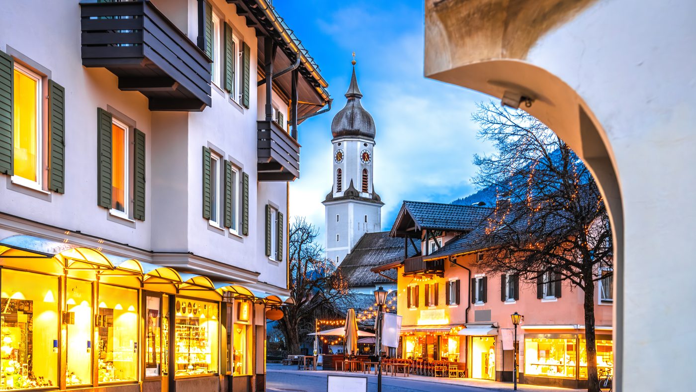 Fußgängerzone mit Kirchturm in Garmisch-Partenkirchen